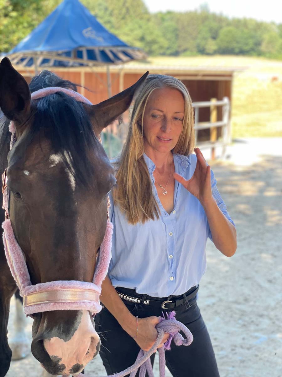 Frau mit Pferd